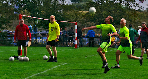 Holger beim Zuspiel für seinen Angriffsspieler Dirk Rykena