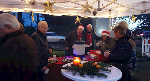 Adventspunsch vor dem Sportforum