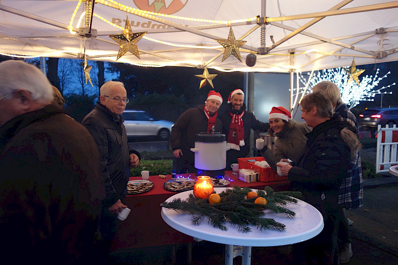 Adventspunsch vor dem Sportforum