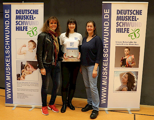 Der Benefiz-Spieltag zugunsten der Deutschen Muskelschwund-Hilfe e.V. am 22.2.20 war ein voller Erfolg. Auf dem Foto (v.r.n.l.:) Verena Niezgodka-Seemann (Abteilungsvorsitzende), Daniela Flesch (DMH), Silke Seibel (Abteilungsvorstand)