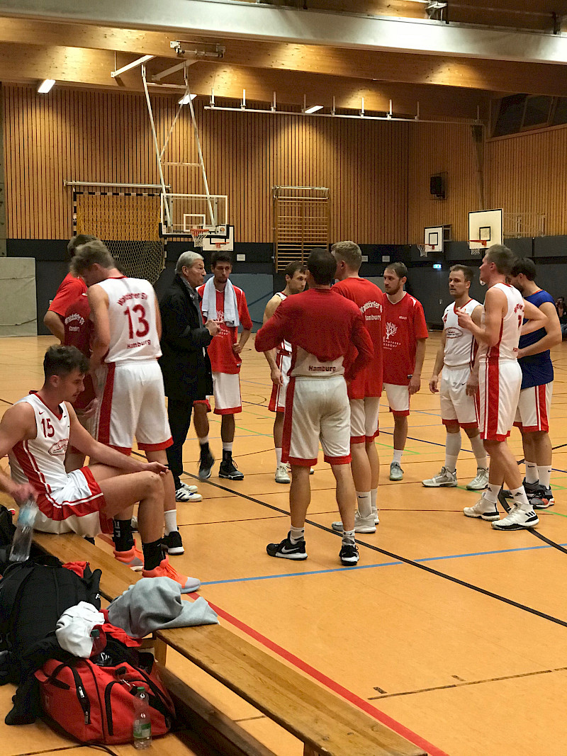 Das erste Heimspiel am 3.10.2020 gewannen die 1. Herren deutlich die TuRa Hawks Harksheide