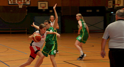 Das neu zusammengesetzte Team der 2. Damen hat zwar knapp verloren, aber einen sehr guten Auftakt in die Stadtliga gehabt.