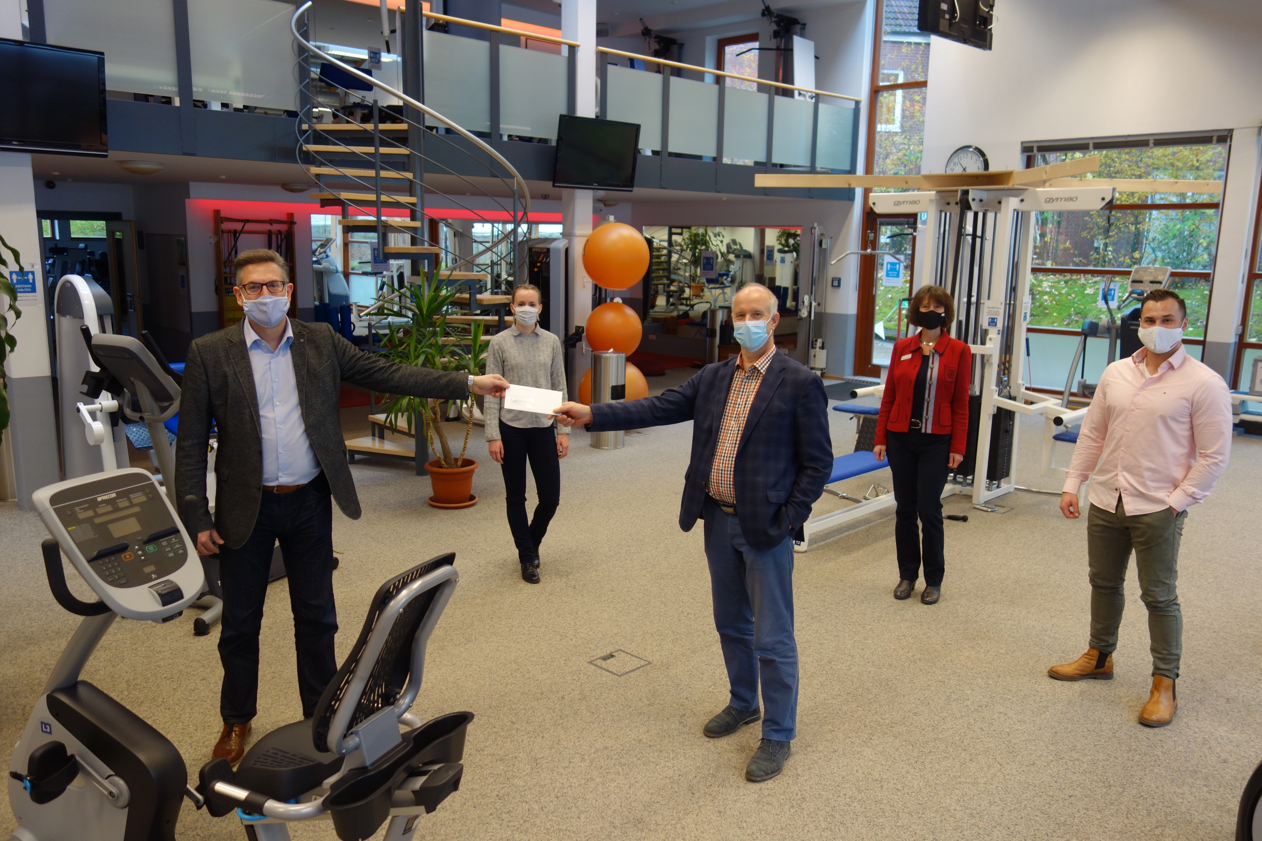 Scheckübergabe HASPA Lotteriesparen im Walddörfer Sportforum Home