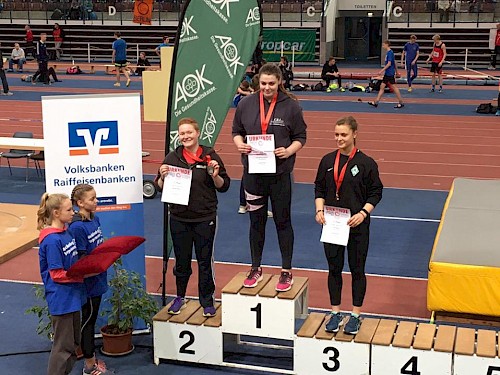 Mareike freut sich über die Silbermedaille