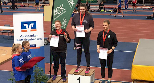 Mareike freut sich über die Silbermedaille