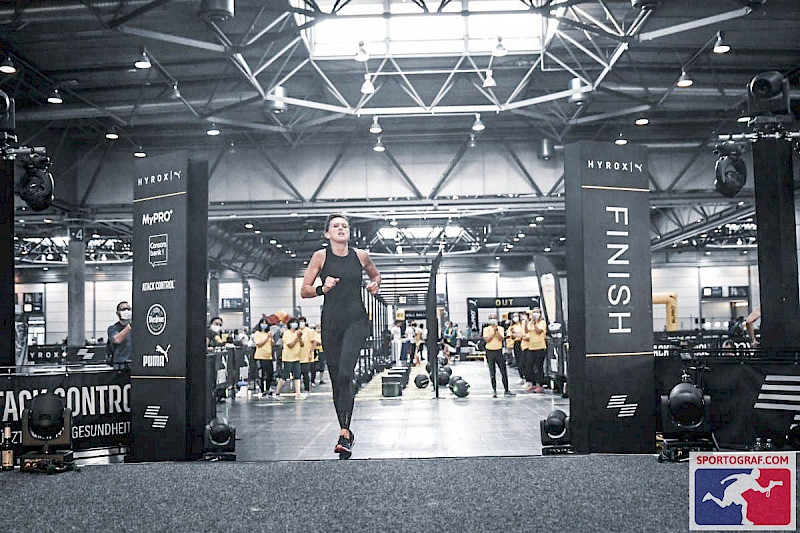 Andrea Bank beim Zieleinlauf Hyrox Leipzig