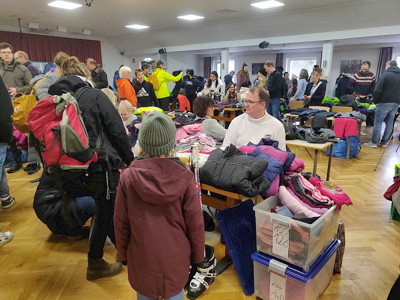 Skibasar 2023 im Walddörfer Sportforum