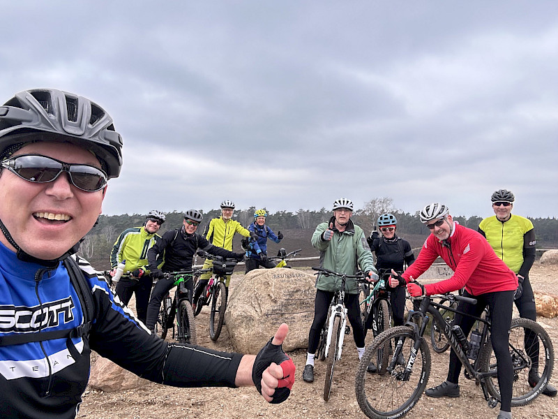 Radsportgruppe auf dem Brunsberg