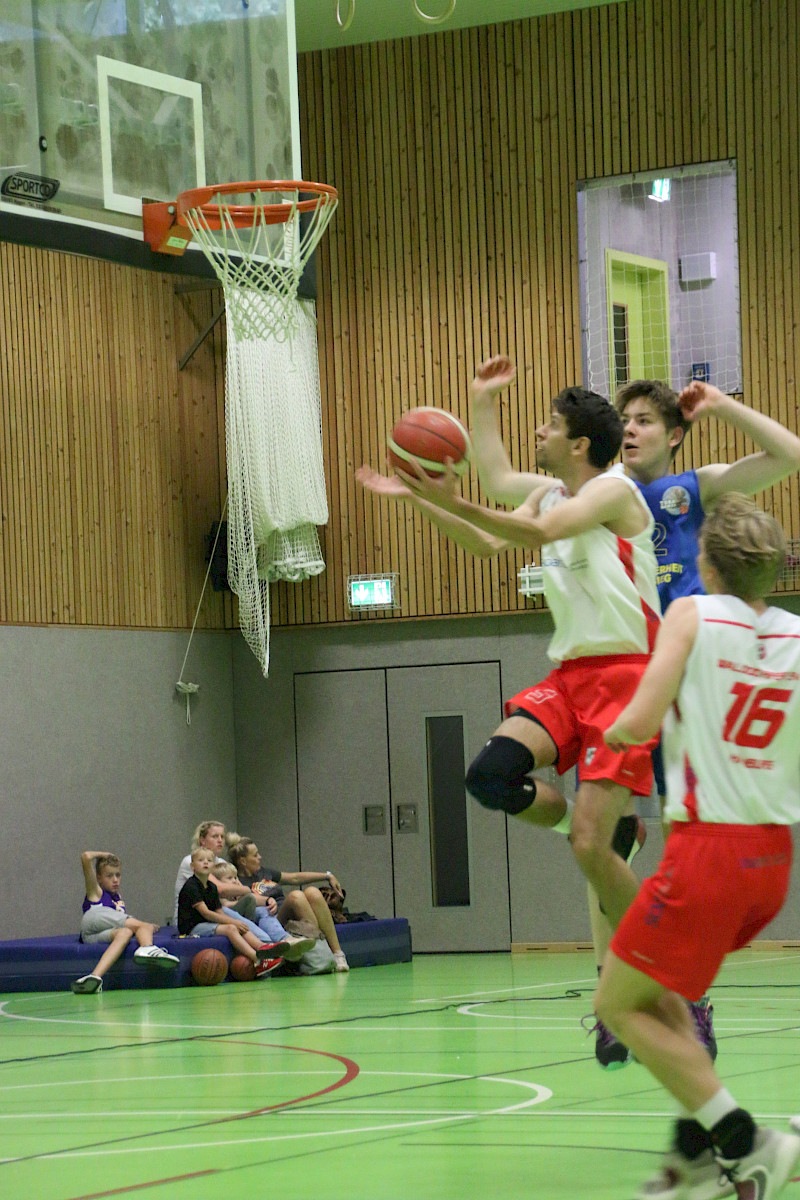 WSV-Basketballer greift gegen TURA Harksheide an.