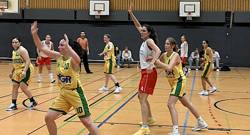 1. Damen spielen Basketball gegen Wedel