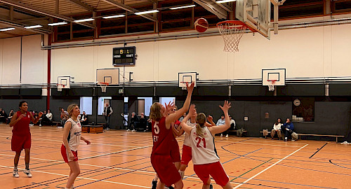 Die 1. Damen spielen gegen ETV in der Halle Buckhorn.