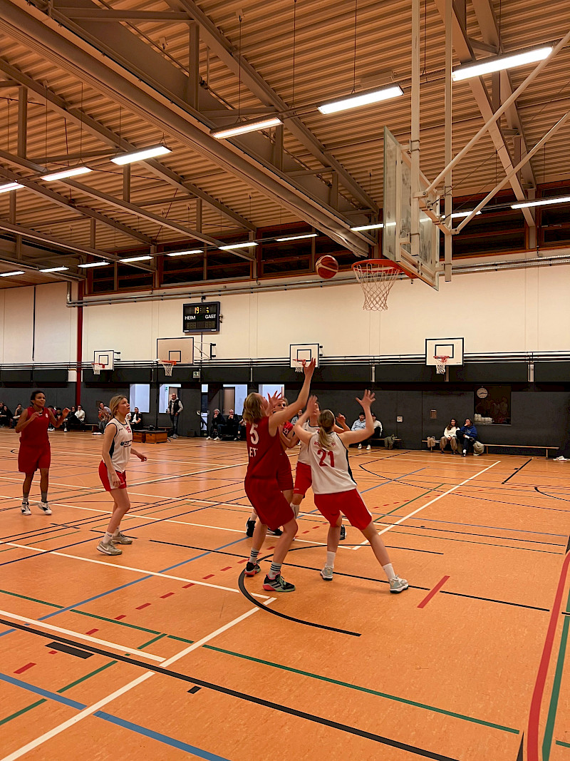 Die 1. Damen spielen gegen ETV in der Halle Buckhorn.