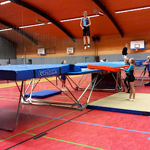 Training auf dem neuen Großtrampolin