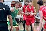 Walddörfer Basketballteam der 1. Herren in roten Trikots spielt gegen SC Rist Wedel in grünen Trikots