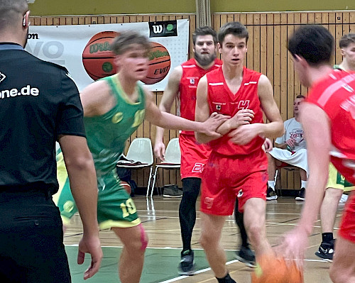 Walddörfer Basketballteam der 1. Herren in roten Trikots spielt gegen SC Rist Wedel in grünen Trikots