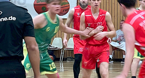 Walddörfer Basketballteam der 1. Herren in roten Trikots spielt gegen SC Rist Wedel in grünen Trikots