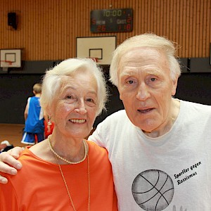 Beim 1. Hans-Arnold-Cup: Abteilungsgründer Hans Arnold mit seiner Frau Gerta