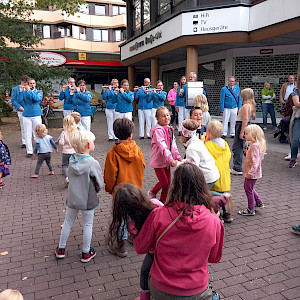 44. Volksdorfer Stadtteilfest - Laternenumzug mit dem Spielmannszug Ahrensburger TSV