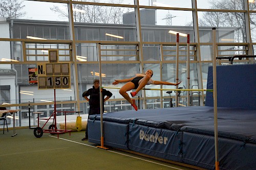 Charlotte bei ihrem Sprung zum Sieg über 1,50m
