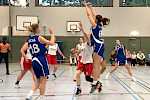 Spielerinnen auf dem Basketballcourt, blaue Trikots (SCAL) im Angriff gegen weiße Trikots (WSV)