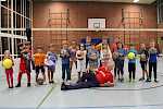 Volleyballtrainer Elter Akay mit seinen Volleyball-Kids