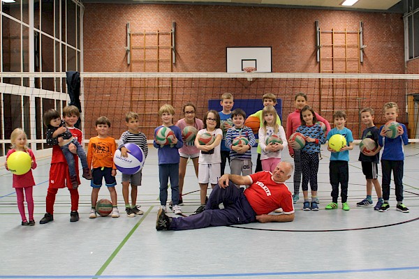 Volleyballtrainer Elter Akay mit seinen Volleyball-Kids