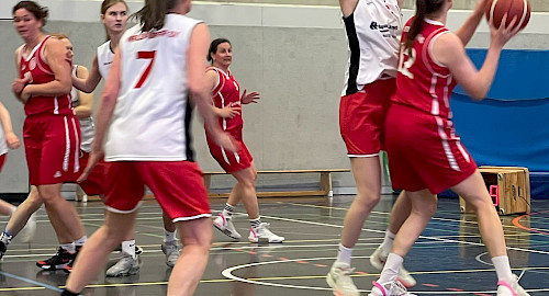 1. Damen beim siegreichen Auswärtsspiel gegen ETV3, hier in der Defense