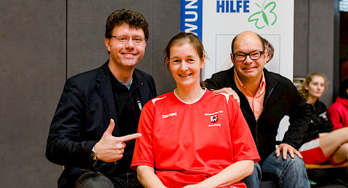 Volker Tschirch, WSV-Aufsichtsrat, Verena Niezgodka-Seemann, Vorsitzende der Basketballabteilung und Dirk Rosenkranz, Vorsitzender der DMH, (von li. nach re.) freuen sich über den Spendenrekordfreuen sich über den Spendenrekord. (Foto: Britta Gleiminger)