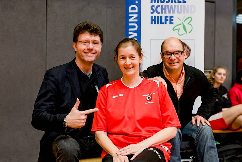 Volker Tschirch, WSV-Aufsichtsrat, Verena Niezgodka-Seemann, Vorsitzende der Basketballabteilung und Dirk Rosenkranz, Vorsitzender der DMH, (von li. nach re.) freuen sich über den Spendenrekordfreuen sich über den Spendenrekord. (Foto: Britta Gleiminger)
