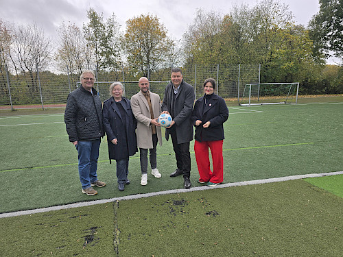 Ortstermin Kunstrasenplatz Buckhorn mit Thomas Ritzenhoff, Beate Wolff, Marcel Reimers, Andreas Dressel und Hanna Schneehage