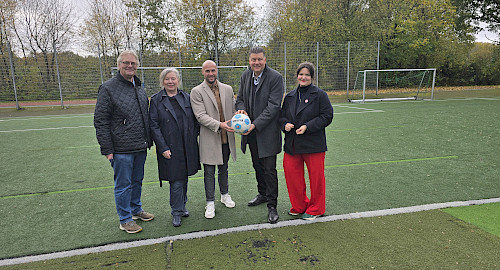Ortstermin Kunstrasenplatz Buckhorn mit Thomas Ritzenhoff, Beate Wolff, Marcel Reimers, Andreas Dressel und Hanna Schneehage