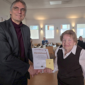 22.11.2025 Ehrungsbrunch - Ehrung Giesela Stube für 60 Jahre Mitgliedschaft im Walddörfer SV