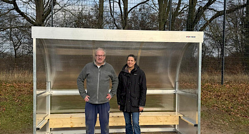 Neue Spielerbänke am Saseler Weg