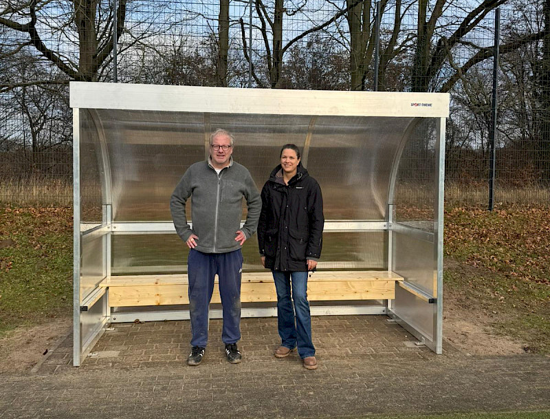 Neue Spielerbänke am Saseler Weg