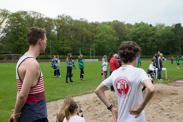 Im Sommerlook halten Gideon und Freerik den Überblick