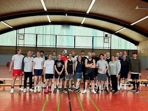 Teilnehmende des Neujahrsturniers am 4. Januar 2026 in der Halle