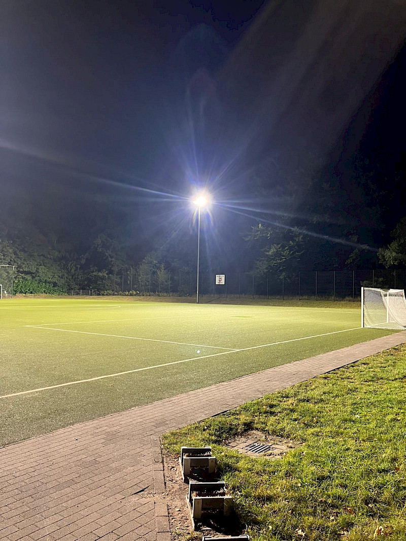 Neue Flutlichtanlage auf dem Sportplatz Saseler Weg