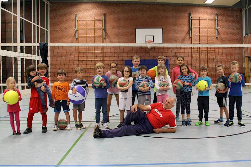 Trainer Elter Akay mit seinen Volleyball-Kids