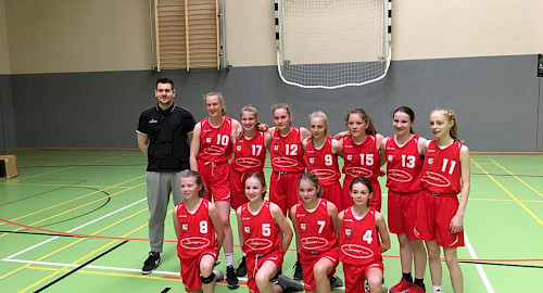 Die Mädchen der W14/1 und ihr Trainer Finn Hendrik Möller haben sich für die Norddeutsche Meisterschaft am 6./7. April qualifiziert.